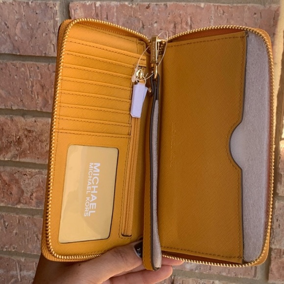 New MK wallet/ wirstlet - Picture 3 of 3